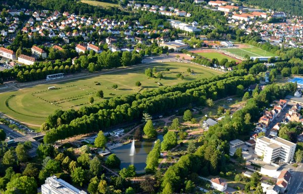 Rennwiese mit Rosengarten und Westpfalzstadion