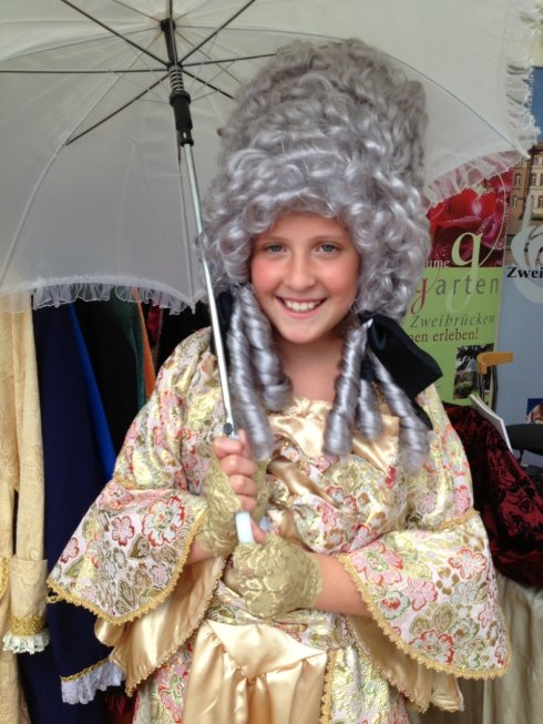 Kostümanprobe Gästeführung Zwischen Kindbett und Thron Kostümanprobe Gästeführung Zwischen Kindbett und Thron