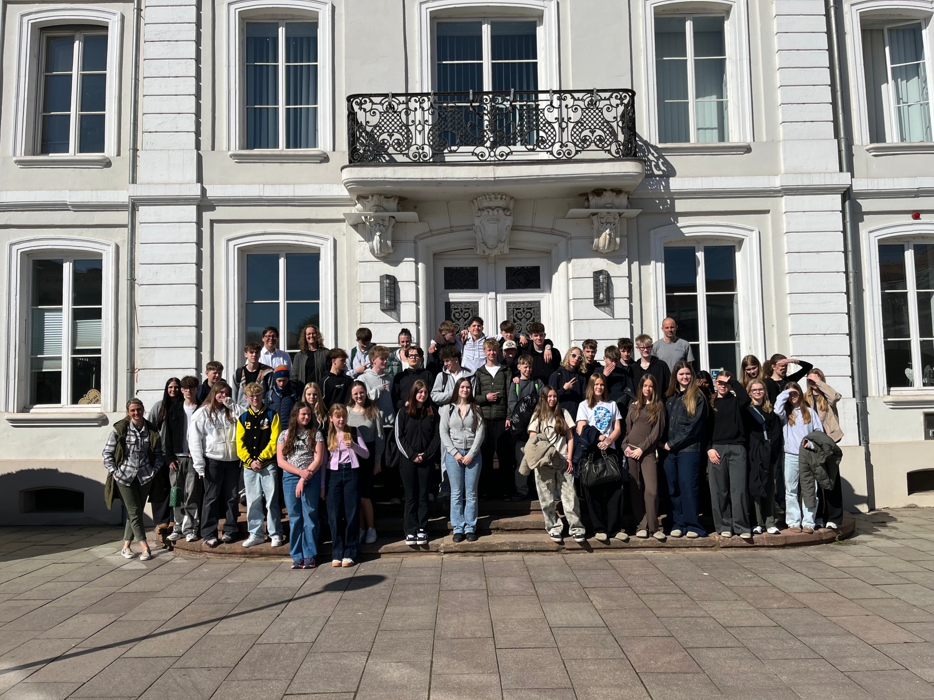 Schülergruppe aus Dänemark auf der Rathaustreppe gemeinsam mit Lehrerin der Mannlich Realschule Plus und Oberbürgermeister Dr. Wosnitza
