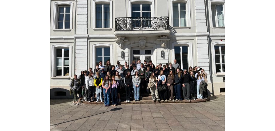 Schülergruppe aus Dänemark auf der Rathaustreppe gemeinsam mit Lehrerin der Mannlich Realschule Plus und Oberbürgermeister Dr. Wosnitza