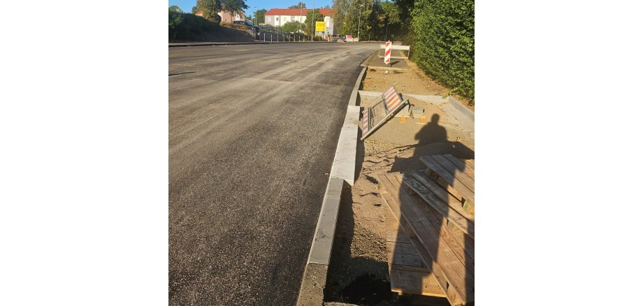 Blick auf die Steinhauser Straße mit neuer Asphaltdecke, mit Blick auf den Netto-Markt