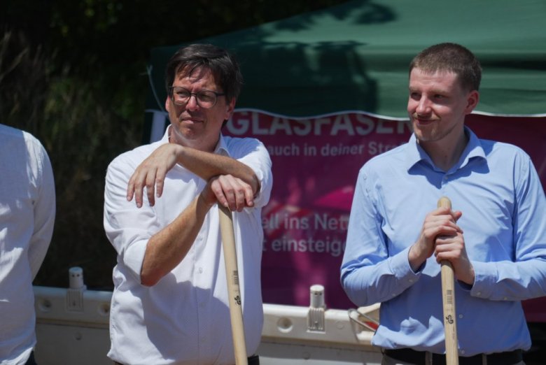 Dr. Marold Wosnitza und Herr Holzammer von aconium beim gemeinsamen Spatenstich