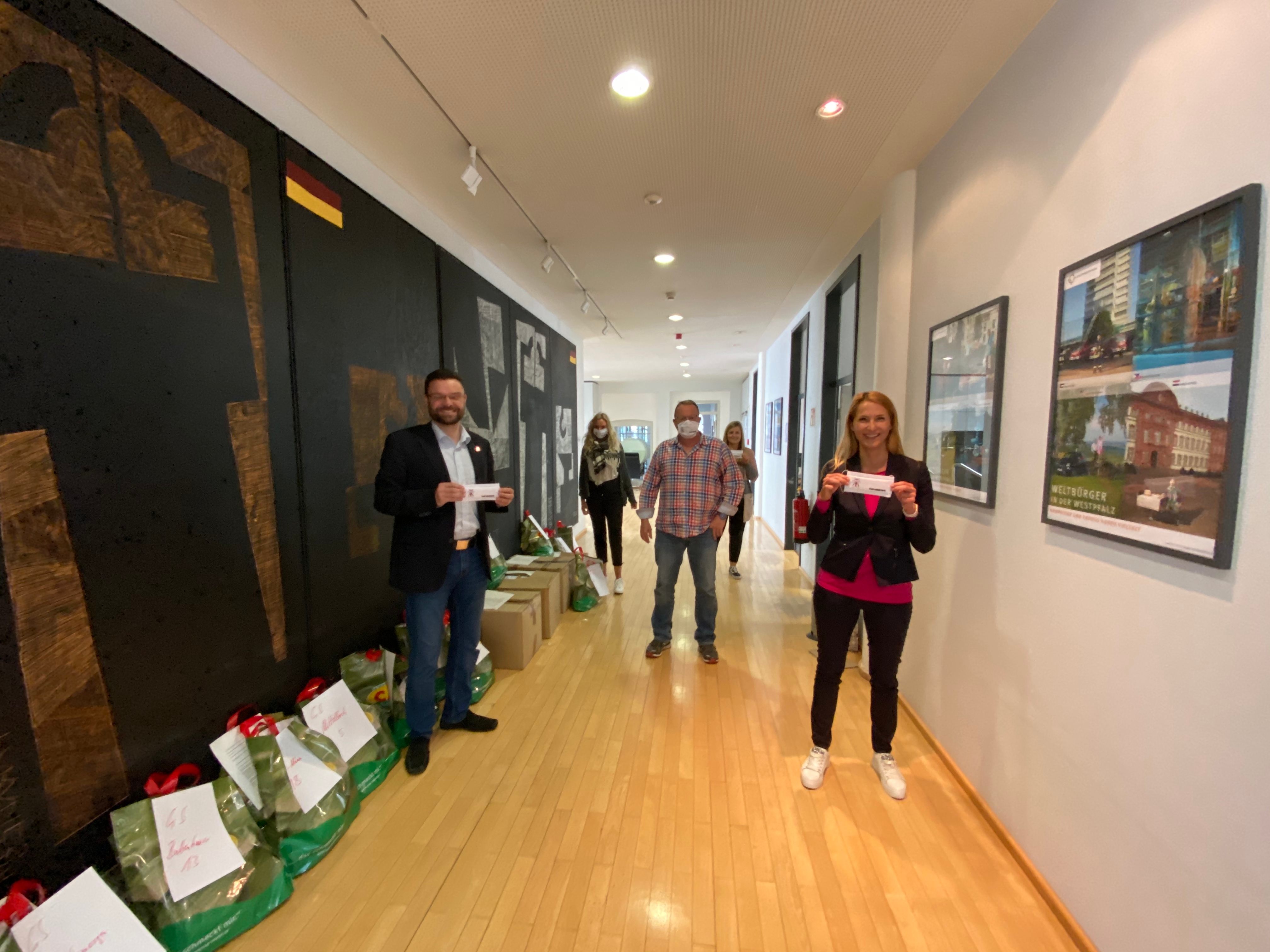 Alltagsmasken-Packaktion für die Schulen im Rathaus Zweibrücken