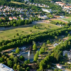 Rennwiese mit Rosengarten und Westpfalzstadion